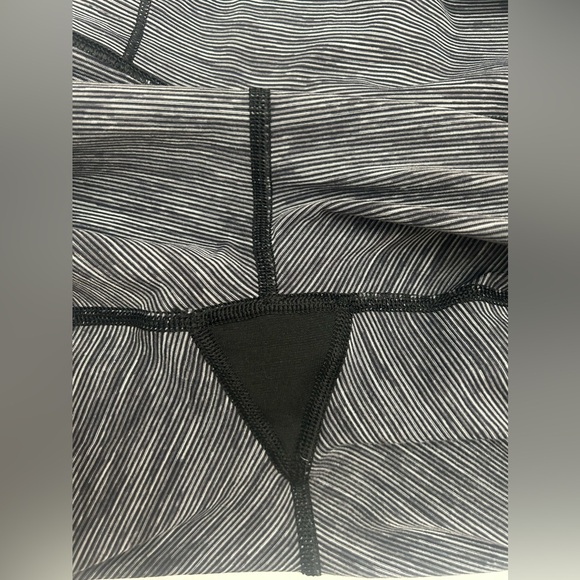 Lululemon Wunder Under Hi-Rise 1/2 Tight, Size 8 - Picture 5 of 11